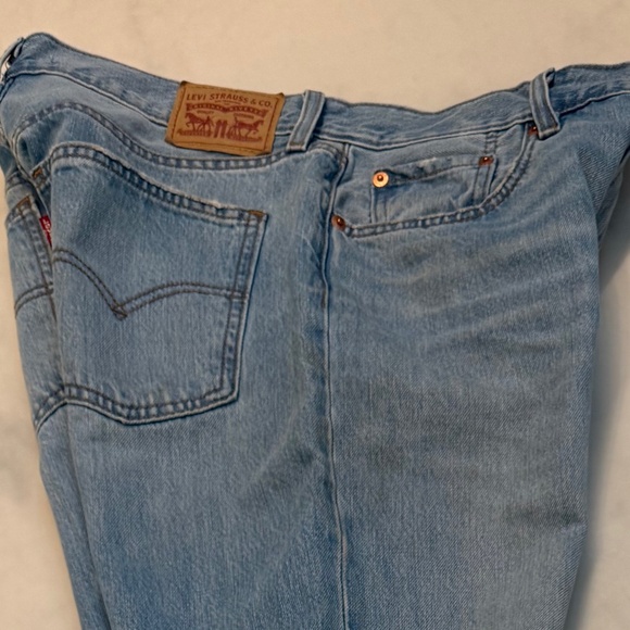 Levi’s Women’s Jeans - Pre Wash finish - Low Pro Straight - 29 X 31” inseam - Picture 4 of 8